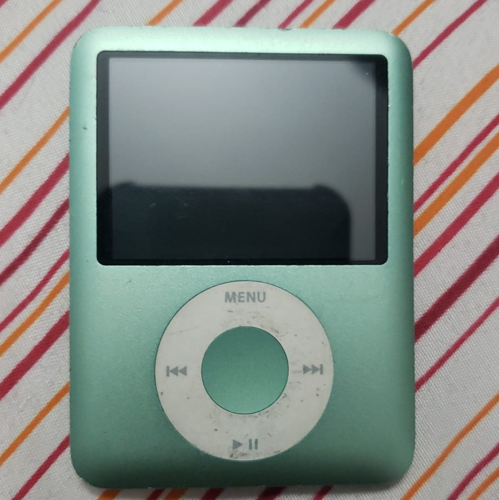 Apple iPod nano 3rd Generation Green (8 GB) Bundle$50